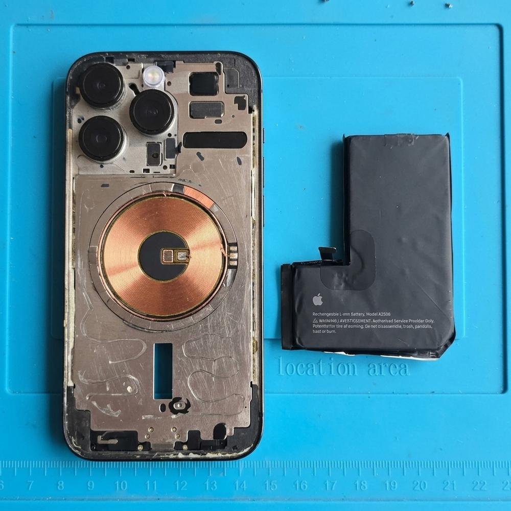 iPhone con tapa trasera nueva y batería ya reemplazada
