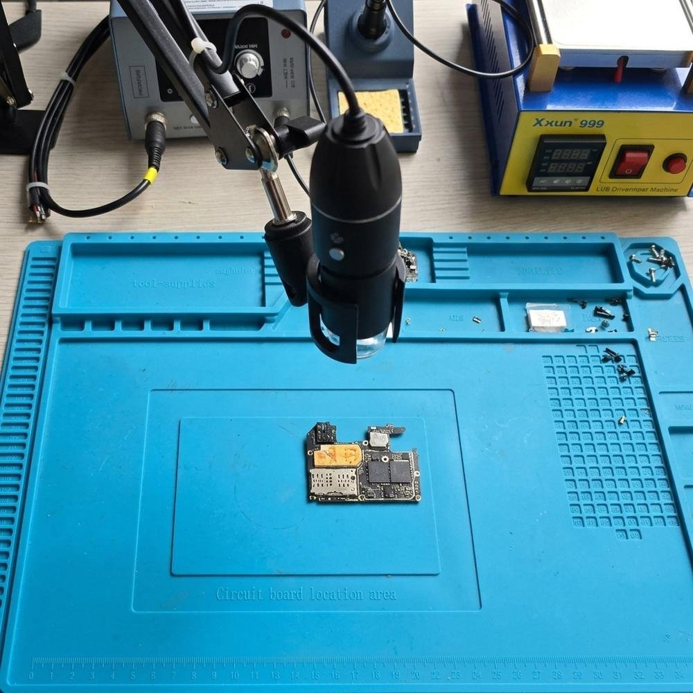 Placa base de dispositivo Android bajo microscopio para microelectrónica