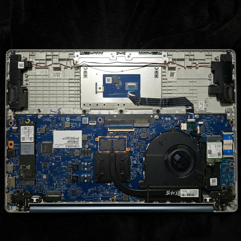 Mantenimiento de placa base de portátil corporativo con herramientas de microelectrónica