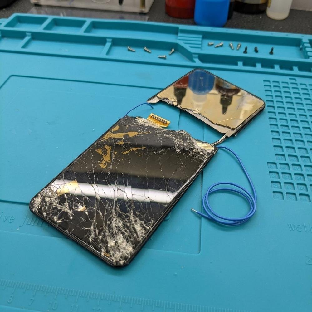 Teléfono Samsung dañado tras ser atropellado, antes de la reparación